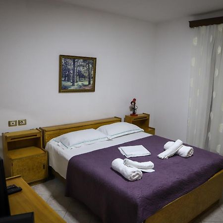 Lola'S Apartament Lägenhet Berat Exteriör bild
